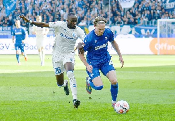 27.09.2025, xhbx, Fussball 2.Bundesliga, Karlsruher SC - 1.FC Magdeburg v.l. Silas Gnaka (1.FC Magdeburg), David Herold (Karlsruher SC KSC) (DFL DFB REGULATIONS PROHIBIT ANY USE OF PHOTOGRAPHS as IMAGE SEQUENCES and or QUASI-VIDEO) Karlsruhe