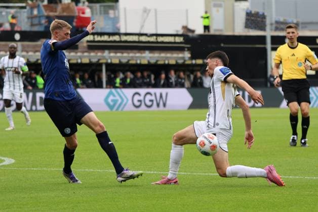 27.09.2025, Fussball, Herren, 2. Bundesliga, Saison 2025 2026, SV 07 Elversberg Holstein Kiel, Felix Keidel (SV 07 Elversberg), Alexander Bernhardsson (Holstein Kiel) Elversberg Ursapharm-Arena an der Kaiserlinde Saarland Deutschland (DEU) Copyright: xSebastianxBachx