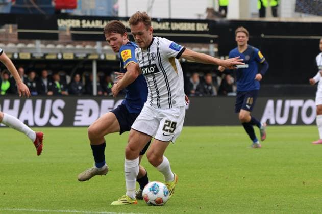 27.09.2025, Fussball, Herren, 2. Bundesliga, Saison 2025 2026, SV 07 Elversberg Holstein Kiel, Tom Zimmerschied (SV 07 Elversberg), Magnus Knudsen (Holstein Kiel) Elversberg Ursapharm-Arena an der Kaiserlinde Saarland Deutschland (DEU) Copyright: xSebastianxBachx