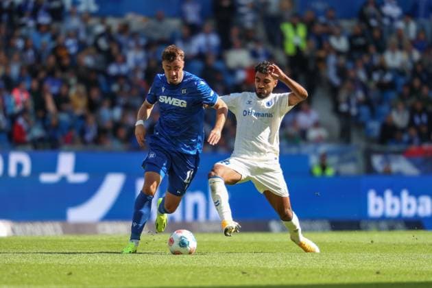 Philipp Foerster (Karlsruher SC, 11) im Zweikampf mit Laurin Ulrich (1. FC Magdeburg, 08), GER, Karlsruher SC vs. 1. FC Magdeburg, 2. Bundesliga, 7. Spieltag, 2025 2026, 27.09.2025, DFL REGULATIONS PROHIBIT ANY USE OF PHOTOGRAPHS AS IMAGE SEQUENCES AND OR QUASI-VIDEO, GER, Karlsruher SC vs. 1. FC Magdeburg, 2. Bundesliga, 7. Spieltag, 2025 2026, 27.09.2025 Karlsruhe