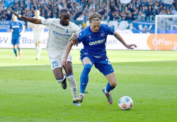 27.09.2025, xhbx, Fussball 2.Bundesliga, Karlsruher SC - 1.FC Magdeburg v.l. Silas Gnaka (1.FC Magdeburg), David Herold (Karlsruher SC KSC) (DFL DFB REGULATIONS PROHIBIT ANY USE OF PHOTOGRAPHS as IMAGE SEQUENCES and or QUASI-VIDEO) Karlsruhe
