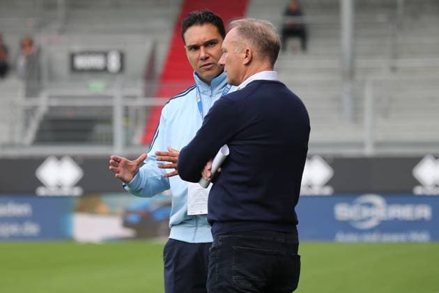 27.09.2025, xmohx, Fussball 3.Liga, SV Wehen Wiesbaden - 1.FC Saarbrücken v.l. Trainer Alois Schwartz (1.FC Saarbruecken) Christian Meiser und Sportdiorektor Jürgen Luginger (1.FC Saarbruecken) (DFL DFB REGULATIONS PROHIBIT ANY USE OF PHOTOGRAPHS as IMAGE SEQUENCES and or QUASI-VIDEO) Wiesbaden