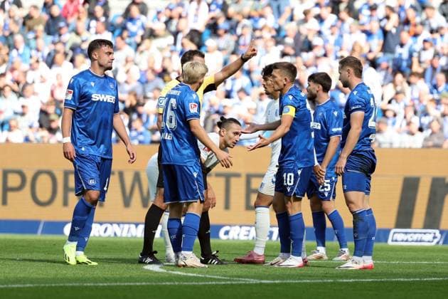 27.09.2025, xrekx, Fussball 2.Bundesliga, Karlsruher SC - 1.FC Magdeburg v.l. Freistoss Magdeburg Schiedsrichter Referee Wolfgang Haslberger Marvin Wanitzek (Karlsruher SC) (DFL DFB REGULATIONS PROHIBIT ANY USE OF PHOTOGRAPHS as IMAGE SEQUENCES and or QUASI-VIDEO) Karlsruhe