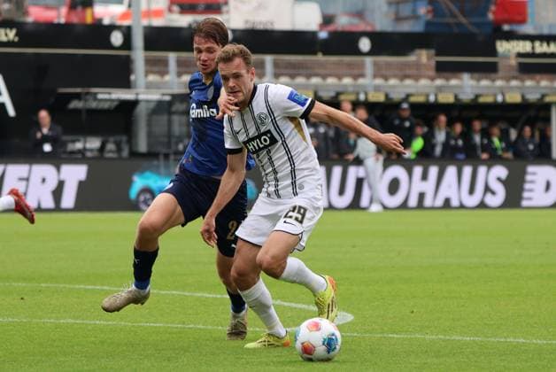 27.09.2025, Fussball, Herren, 2. Bundesliga, Saison 2025 2026, SV 07 Elversberg Holstein Kiel, Tom Zimmerschied (SV 07 Elversberg), Magnus Knudsen (Holstein Kiel) Elversberg Ursapharm-Arena an der Kaiserlinde Saarland Deutschland (DEU) Copyright: xSebastianxBachx