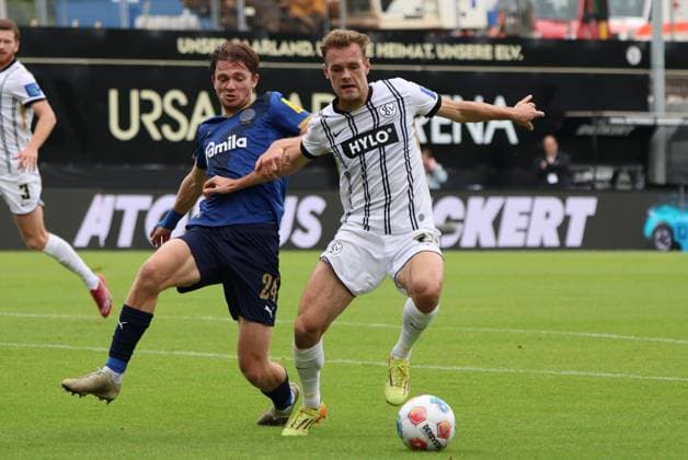 27.09.2025, Fussball, Herren, 2. Bundesliga, Saison 2025 2026, SV 07 Elversberg Holstein Kiel, Tom Zimmerschied (SV 07 Elversberg), Magnus Knudsen (Holstein Kiel) Elversberg Ursapharm-Arena an der Kaiserlinde Saarland Deutschland (DEU) Copyright: xSebastianxBachx