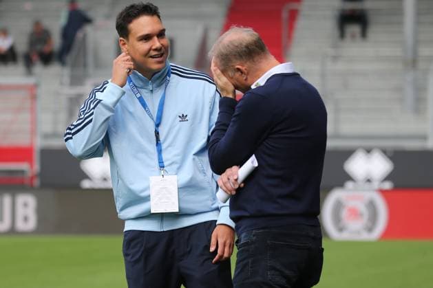 27.09.2025, xmohx, Fussball 3.Liga, SV Wehen Wiesbaden - 1.FC Saarbrücken v.l. Trainer Alois Schwartz (1.FC Saarbruecken) Christian Meiser und Sportdiorektor Jürgen Luginger (1.FC Saarbruecken) (DFL DFB REGULATIONS PROHIBIT ANY USE OF PHOTOGRAPHS as IMAGE SEQUENCES and or QUASI-VIDEO) Wiesbaden