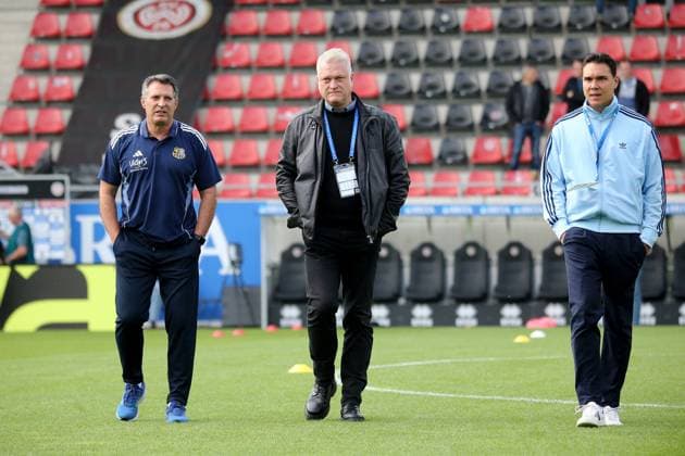 27.09.2025, xmohx, Fussball 3.Liga, SV Wehen Wiesbaden - 1.FC Saarbrücken v.l. Trainer Alois Schwartz (1.FC Saarbruecken) Christian Seiffert und Christian Meiser (DFL DFB REGULATIONS PROHIBIT ANY USE OF PHOTOGRAPHS as IMAGE SEQUENCES and or QUASI-VIDEO) Wiesbaden