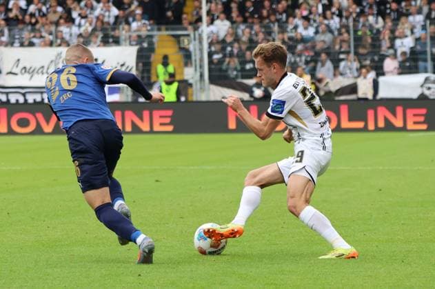 27.09.2025, Fussball, Herren, 2. Bundesliga, Saison 2025 2026, SV 07 Elversberg Holstein Kiel, Tom Zimmerschied (SV 07 Elversberg), David Zec (Holstein Kiel) Elversberg Ursapharm-Arena an der Kaiserlinde Saarland Deutschland (DEU) Copyright: xSebastianxBachx