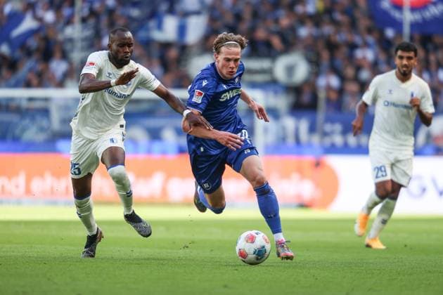 David Herold (Karlsruher SC, 20) im Zweikampf mit Silas Gnaka (1. FC Magdeburg, 25), GER, Karlsruher SC vs. 1. FC Magdeburg, 2. Bundesliga, 7. Spieltag, 2025 2026, 27.09.2025, DFL REGULATIONS PROHIBIT ANY USE OF PHOTOGRAPHS AS IMAGE SEQUENCES AND OR QUASI-VIDEO, GER, Karlsruher SC vs. 1. FC Magdeburg, 2. Bundesliga, 7. Spieltag, 2025 2026, 27.09.2025 Karlsruhe