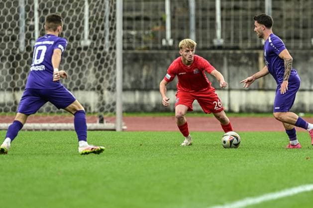 TSV Schwaben Augsburg gegen SpVgg Unterhaching, Augsburg 27.09.2025 Levis Schaber (TSV Schwaben Augsburg, 30) gegen Andy Breuer (SpVgg Unterhaching 26) , Augsburg, 27.09.2025 - 11. Spieltag der Regionalliga Bayern, TSV Schwaben Augsburg gegen SpVgg Unterhaching, Augsburg Rosenaustadion Copyright: xBEAUTIFULxSPORTS Märklx