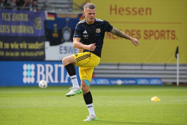27.09.2025, xmohx, Fussball 3.Liga, SV Wehen Wiesbaden - 1.FC Saarbrücken v.l. Warmup warm up Aufwärmen aufwärmen vor dem Spiel Florian Pick (1.FC Saarbruecken) (DFL DFB REGULATIONS PROHIBIT ANY USE OF PHOTOGRAPHS as IMAGE SEQUENCES and or QUASI-VIDEO) Wiesbaden