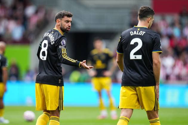 Premier League Brentford v Manchester United, ManU Bruno Fernandes of Manchester United in discussion with Diogo Dalot of Manchester United after conceding second goal during the Premier League match Brentford vs Manchester United at The Gtech Community Stadium, London, United Kingdom, 27th September 2025 (Photo by Harvey Murphy News Images) Copyright: xHarveyxMurphy NewsxImagesx