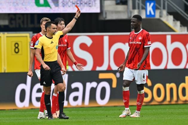 Sport Bilder des Tages Paderborn, Home Deluxe Arena, 27.09.25, GER, Herren, 2.Bundesliga, Saison 2025-2026, SC Paderborn 07 - 1.FC Kaiserslautern Bild: Rot, rote Karte Maxwell GYAMFI (Kaiserslautern) DFL regulations prohibit any use of photographs as image sequences and or quasi-video. NRW Deutschland