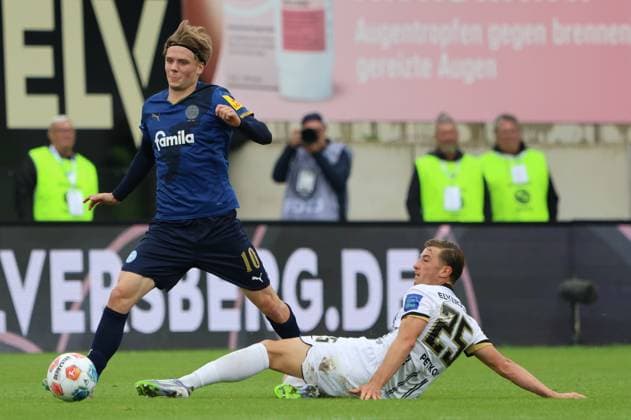 27.09.2025, Fussball, Herren, 2. Bundesliga, Saison 2025 2026, SV 07 Elversberg Holstein Kiel, Lukas Petkov (SV 07 Elversberg), Jonas Therkelsen (Holstein Kiel) Elversberg Ursapharm-Arena an der Kaiserlinde Saarland Deutschland (DEU) Copyright: xSebastianxBachx