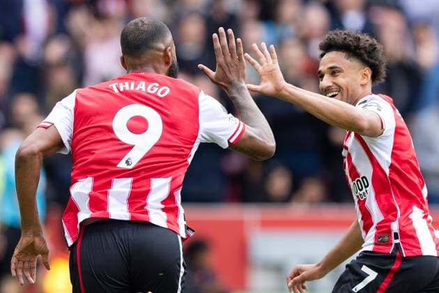 27th September 2025; Gtech Community Stadium, Brentford, London, England; Premier League Football, Brentford versus Manchester United, ManU Igor Thiago of Brentford scores in the 8th minute and celebrates with Kevin Schade of Brentford, Brentford 1-0 Manchester United  IanxStephen