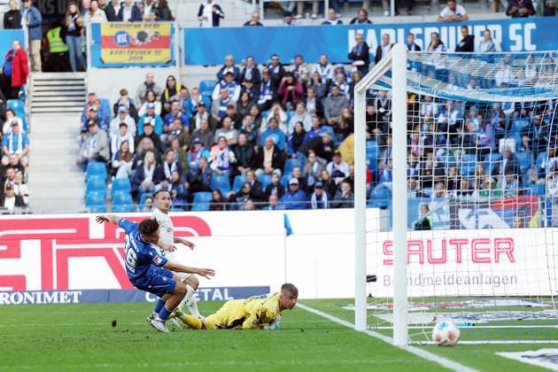 27.09.2025, xrekx, Fussball 2.Bundesliga, Karlsruher SC - 1.FC Magdeburg v.l. Torchance Baris Atik (1.FC Magdeburg) Rafael Pinto Pedrosa (Karlsruher SC) Hans Christian Bernat (Karlsruher SC) (DFL DFB REGULATIONS PROHIBIT ANY USE OF PHOTOGRAPHS as IMAGE SEQUENCES and or QUASI-VIDEO) Karlsruhe