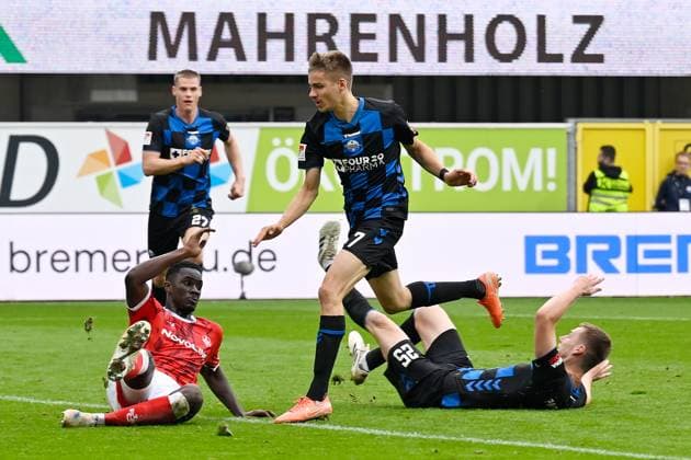 Paderborn, Home Deluxe Arena, 27.09.25, GER, Herren, 2.Bundesliga, Saison 2025-2026, SC Paderborn 07 - 1.FC Kaiserslautern Bild: Maxwell GYAMFI (Kaiserslautern) foult Tjark SCHELLER (Paderborn). Rot, rote Karte nach VAR DFL regulations prohibit any use of photographs as image sequences and or quasi-video. NRW Deutschland