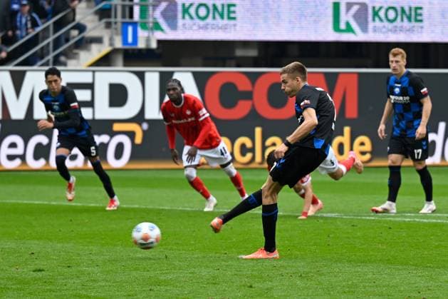 Paderborn, Home Deluxe Arena, 27.09.25, GER, Herren, 2.Bundesliga, Saison 2025-2026, SC Paderborn 07 - 1.FC Kaiserslautern Bild: Torwart Julian KRAHL (Kaiserslautern, nicht im Bild) wehrt Elfmeter von Filip BILBIJA (Paderborn) ab DFL regulations prohibit any use of photographs as image sequences and or quasi-video. NRW Deutschland