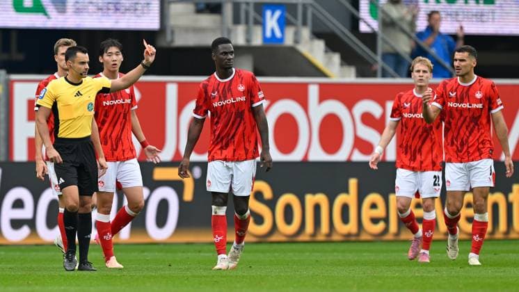 Paderborn, Home Deluxe Arena, 27.09.25, GER, Herren, 2.Bundesliga, Saison 2025-2026, SC Paderborn 07 - 1.FC Kaiserslautern Bild: Rot, rote Karte Maxwell GYAMFI (Kaiserslautern) DFL regulations prohibit any use of photographs as image sequences and or quasi-video. NRW Deutschland