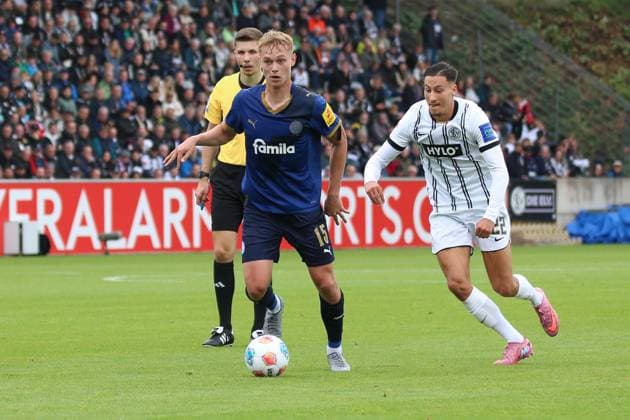 27.09.2025, xpfrx, Fussball 2.Bundesliga, SV Elversberg - Holstein Kiel v.l. Kasper Davidsen (Holstein Kiel) Younes Ebnoutalib (SV Elversberg) Zweikampf, Aktion, action, battle for the ball (DFL DFB REGULATIONS PROHIBIT ANY USE OF PHOTOGRAPHS as IMAGE SEQUENCES and or QUASI-VIDEO) Elversberg