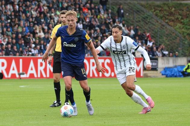 27.09.2025, xpfrx, Fussball 2.Bundesliga, SV Elversberg - Holstein Kiel v.l. Kasper Davidsen (Holstein Kiel) Younes Ebnoutalib (SV Elversberg) Zweikampf, Aktion, action, battle for the ball (DFL DFB REGULATIONS PROHIBIT ANY USE OF PHOTOGRAPHS as IMAGE SEQUENCES and or QUASI-VIDEO) Elversberg
