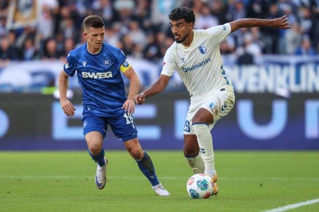Rayan Ghrieb (1. FC Magdeburg, 29) im Zweikampf mit Marvin Wanitzek (Karlsruher SC, 10), GER, Karlsruher SC vs. 1. FC Magdeburg, 2. Bundesliga, 7. Spieltag, 2025 2026, 27.09.2025, DFL REGULATIONS PROHIBIT ANY USE OF PHOTOGRAPHS AS IMAGE SEQUENCES AND OR QUASI-VIDEO, GER, Karlsruher SC vs. 1. FC Magdeburg, 2. Bundesliga, 7. Spieltag, 2025 2026, 27.09.2025 Karlsruhe
