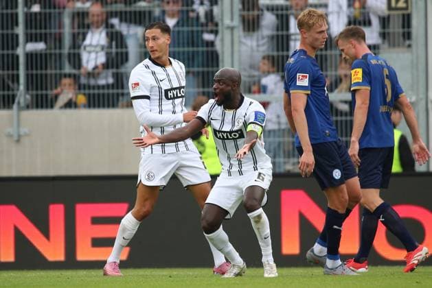 27.09.2025, xpfrx, Fussball 2.Bundesliga, SV Elversberg - Holstein Kiel v.l. Amara Conde (SV Elversberg) gibt Anweisungen, gestikuliert, mit den Armen gestikulieren gives instructions, gesticulate (DFL DFB REGULATIONS PROHIBIT ANY USE OF PHOTOGRAPHS as IMAGE SEQUENCES and or QUASI-VIDEO) Elversberg