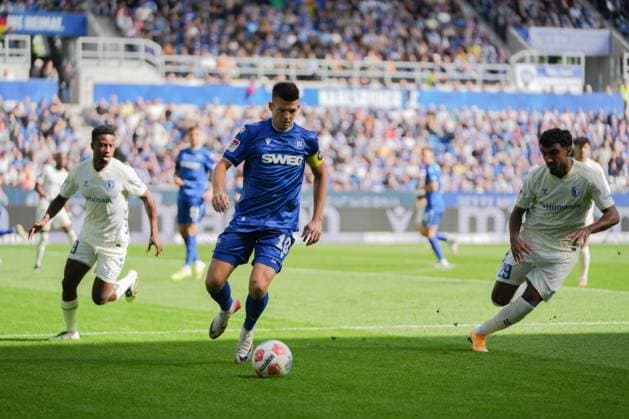 2. Fussball Bundesliga, Karlsruher SC vs 1. FC Magdeburg, 27.09.2025 Marvin Wanitzek (Karlsruher SC, 10) der den Ball behauptet 2. Fussball Bundesliga, Karlsruher SC vs 1. FC Magdeburg, BBBank Wildpark Karlsruhe, 27.09.2025 DFB DFL REGULATIONS PROHIBIT ANY USE OF PHOTOGRAPHS AS IMAGE SEQUENCES AND OR QUASI-VIDEO.