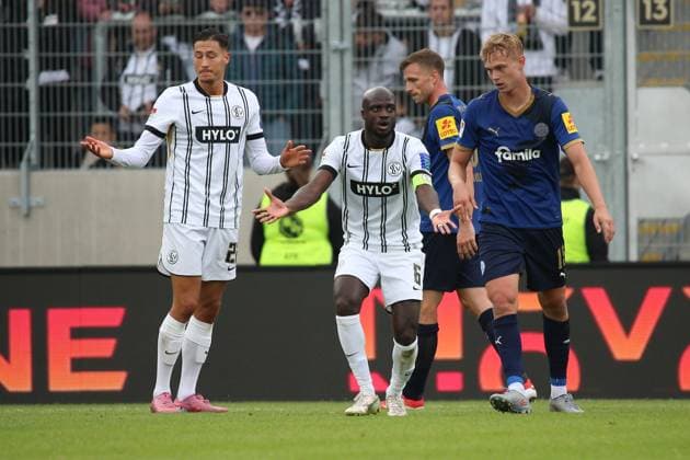 27.09.2025, xpfrx, Fussball 2.Bundesliga, SV Elversberg - Holstein Kiel v.l. Amara Conde (SV Elversberg) gibt Anweisungen, gestikuliert, mit den Armen gestikulieren gives instructions, gesticulate (DFL DFB REGULATIONS PROHIBIT ANY USE OF PHOTOGRAPHS as IMAGE SEQUENCES and or QUASI-VIDEO) Elversberg