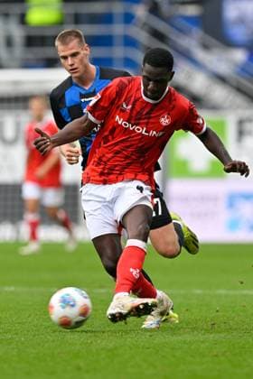 Paderborn, Home Deluxe Arena, 27.09.25, GER, Herren, 2.Bundesliga, Saison 2025-2026, SC Paderborn 07 - 1.FC Kaiserslautern Bild: v.li. im Zweikampf Steffen TIGGES (Paderborn) und Maxwell GYAMFI (Kaiserslautern) DFL regulations prohibit any use of photographs as image sequences and or quasi-video. NRW Deutschland