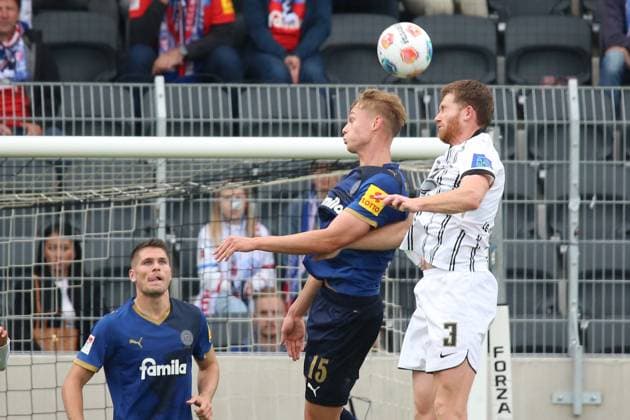 27.09.2025, xpfrx, Fussball 2.Bundesliga, SV Elversberg - Holstein Kiel v.l. Kasper Davidsen (Holstein Kiel) Florian Le Joncour (SV Elversberg) Zweikampf, Aktion, action, battle for the ball (DFL DFB REGULATIONS PROHIBIT ANY USE OF PHOTOGRAPHS as IMAGE SEQUENCES and or QUASI-VIDEO) Elversberg