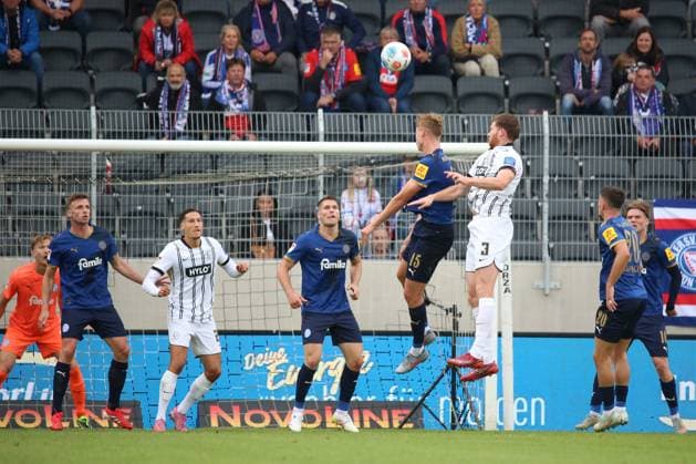 27.09.2025, xpfrx, Fussball 2.Bundesliga, SV Elversberg - Holstein Kiel v.l. Kasper Davidsen (Holstein Kiel) Florian Le Joncour (SV Elversberg) Zweikampf, Aktion, action, battle for the ball (DFL DFB REGULATIONS PROHIBIT ANY USE OF PHOTOGRAPHS as IMAGE SEQUENCES and or QUASI-VIDEO) Elversberg