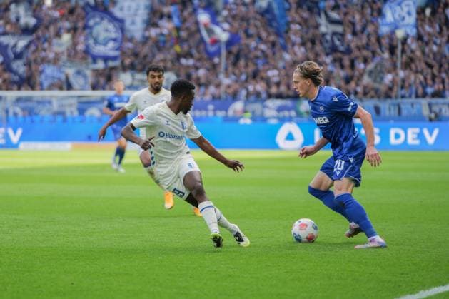 2. Fussball Bundesliga, Karlsruher SC vs 1. FC Magdeburg, 27.09.2025 Zweikampf zwischen Lubambo Musonda (1. FC Magdeburg, 19) und David Herold (Karlsruher SC, 20) 2. Fussball Bundesliga, Karlsruher SC vs 1. FC Magdeburg, BBBank Wildpark Karlsruhe, 27.09.2025 DFB DFL REGULATIONS PROHIBIT ANY USE OF PHOTOGRAPHS AS IMAGE SEQUENCES AND OR QUASI-VIDEO.