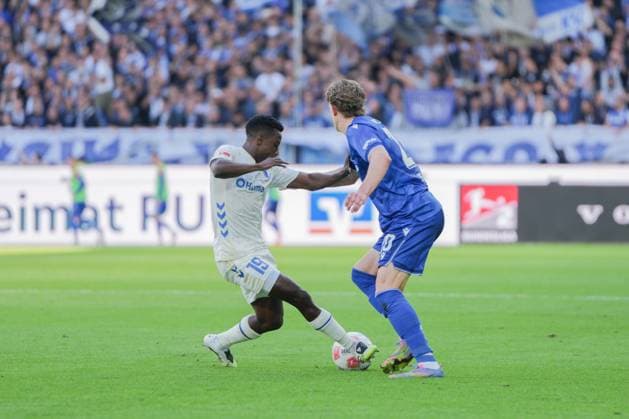 2. Fussball Bundesliga, Karlsruher SC vs 1. FC Magdeburg, 27.09.2025 Zweikampf zwischen Lubambo Musonda (1. FC Magdeburg, 19) und David Herold (Karlsruher SC, 20) 2. Fussball Bundesliga, Karlsruher SC vs 1. FC Magdeburg, BBBank Wildpark Karlsruhe, 27.09.2025 DFB DFL REGULATIONS PROHIBIT ANY USE OF PHOTOGRAPHS AS IMAGE SEQUENCES AND OR QUASI-VIDEO.
