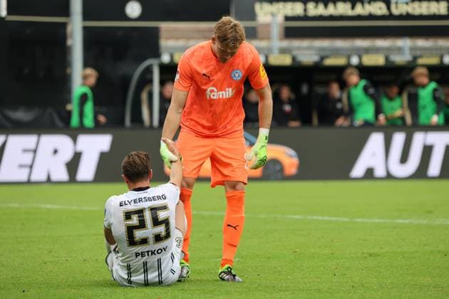 27.09.2025, Fussball, Herren, 2. Bundesliga, Saison 2025 2026, SV 07 Elversberg Holstein Kiel, Lukas Petkov (SV 07 Elversberg), Jonas Krumrey (Holstein Kiel) Elversberg Ursapharm-Arena an der Kaiserlinde Saarland Deutschland (DEU) Copyright: xSebastianxBachx
