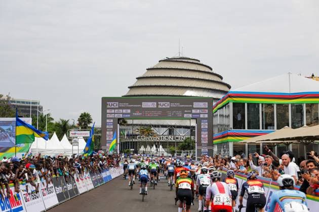 2025 UCI Road World Championships Picture by Alex Whitehead SWpix.com - 27 09 2025 - Cycling - 2025 UCI Road World Championships - Kigali Convention Centre, Kigali, Rwanda - Women Elite Road Race - The peloton passes the finish line outside Kigali Convention Centre Copyright: x xSWpix.comx(t axPhotographyxHubxLtd)xAlexxWhitehead SWpix.comx SWP-3030-7957