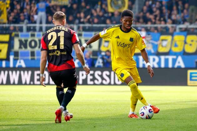 27.09.2025, xavx, Fussball 3.Liga, SV Wehen Wiesbaden - 1.FC Saarbrücken v.l. Ole Wohlers (SV Wehen Wiesbaden), Rodney Elongo-Yombo (1.FC Saarbrücken) (DFL DFB REGULATIONS PROHIBIT ANY USE OF PHOTOGRAPHS as IMAGE SEQUENCES and or QUASI-VIDEO) Wiesbaden