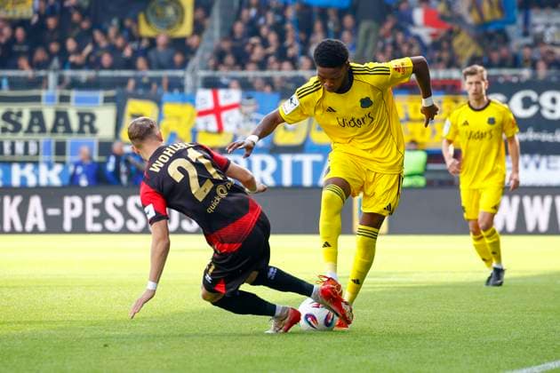 27.09.2025, xavx, Fussball 3.Liga, SV Wehen Wiesbaden - 1.FC Saarbrücken v.l. Ole Wohlers (SV Wehen Wiesbaden), Rodney Elongo-Yombo (1.FC Saarbrücken) (DFL DFB REGULATIONS PROHIBIT ANY USE OF PHOTOGRAPHS as IMAGE SEQUENCES and or QUASI-VIDEO) Wiesbaden