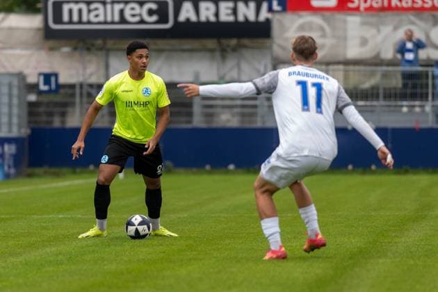 27.09.2025, xhfmx, Fussball Regionalliga Suedwest, Bayern Alzenau - Stuttgarter Kickers v.l. David Udogu (SV Stuttgarter Kickers) mit Maximilian Brauburger (FC Bayern Alzenau) im Zweikampf (DFL DFB REGULATIONS PROHIBIT ANY USE OF PHOTOGRAPHS as IMAGE SEQUENCES and or QUASI-VIDEO) Alzenau
