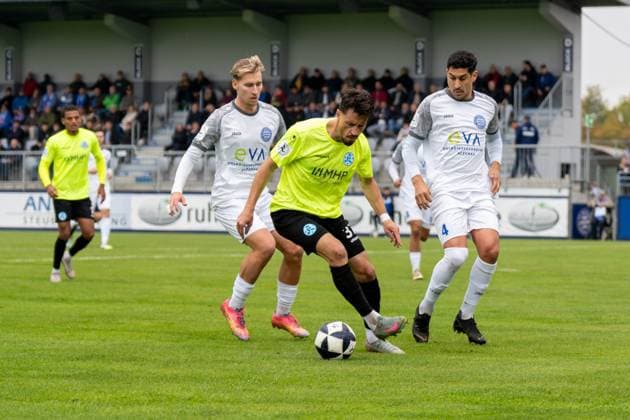 27.09.2025, xhfmx, Fussball Regionalliga Suedwest, Bayern Alzenau - Stuttgarter Kickers v.l. Maximilian Brauburger (FC Bayern Alzenau) und Hamza Boutakhrit (FC Bayern Alzenau) erteidigen gegen Flamur Berisha (SV Stuttgarter Kickers) (DFL DFB REGULATIONS PROHIBIT ANY USE OF PHOTOGRAPHS as IMAGE SEQUENCES and or QUASI-VIDEO) Alzenau