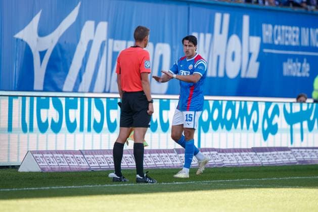 Platzverweis Rote Karte für Ahmet Gürleyen (Rostock) ; GER, FC Hansa Rostock vs. TSV Havelse, Fußball, Männer, 3. Liga, 08.Spieltag, Spielzeit 2025 2026, 27.09.2025 Rostock Ostseestadion Mecklenburg - Vorpommern Deutschland