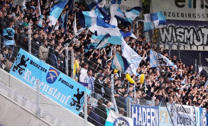 Aue, 27.09.2025, Erzgebirgsstadion, Fußball, 3.Liga, 3.Spieltag FC Erzgebirge Aue vs. TSV 1860 München , Im Bild; Fans von 1860 München. , Nur für journalistische Zwecke. Only for editorial use! , DFB DFL regulations prohibit any use of photographs as image sequences and or quasi-video. ,