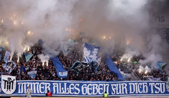 Aue, 27.09.2025, Erzgebirgsstadion, Fußball, 3.Liga, 3.Spieltag FC Erzgebirge Aue vs. TSV 1860 München , Im Bild; Fans von 1860 München zünden Pyrotechnik. , Nur für journalistische Zwecke. Only for editorial use! , DFB DFL regulations prohibit any use of photographs as image sequences and or quasi-video. ,