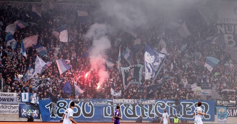 Aue, 27.09.2025, Erzgebirgsstadion, Fußball, 3.Liga, 3.Spieltag FC Erzgebirge Aue vs. TSV 1860 München , Im Bild; Fans von 1860 München zünden Pyrotechnik. , Nur für journalistische Zwecke. Only for editorial use! , DFB DFL regulations prohibit any use of photographs as image sequences and or quasi-video. ,