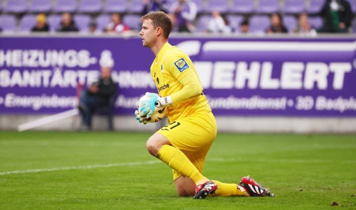 Aue, 27.09.2025, Erzgebirgsstadion, Fußball, 3.Liga, 3.Spieltag FC Erzgebirge Aue vs. TSV 1860 München , Im Bild; Torwart Thomas Dähne Daehne ( 21, 1860). , Nur für journalistische Zwecke. Only for editorial use! , DFB DFL regulations prohibit any use of photographs as image sequences and or quasi-video. ,