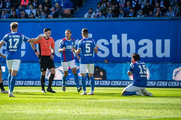 Rostock, Deutschland 27. September 2025: 3. Liga - 2025 2026 - FC Hansa Rostock vs. TSV Havelse Im Bild: 2.v.li. Schiedsrichter Justin Hasmann packt an seine Hosentasche für die rote Karte für 1.v.re. Ahmet Gürleyen Guerleyen (Hansa Rostock) am Boden DFB regulations prohibit any use of photographs as image sequences and or quasi-video. Copyright: xFotostandx xVoelkerx