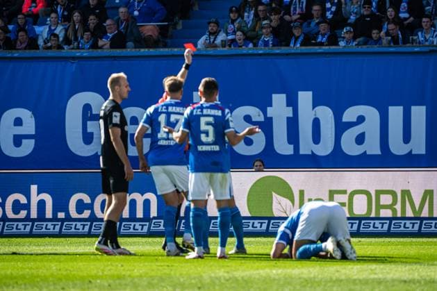 Rostock, Deutschland 27. September 2025: 3. Liga - 2025 2026 - FC Hansa Rostock vs. TSV Havelse Im Bild: 2.v.li. verdeckt Schiedsrichter Justin Hasmann gibt Rot, rot Karte, Platzverweis an 1.v.re.Ahmet Gürleyen Guerleyen (Hansa Rostock) am Boden DFB regulations prohibit any use of photographs as image sequences and or quasi-video. Copyright: xFotostandx xVoelkerx