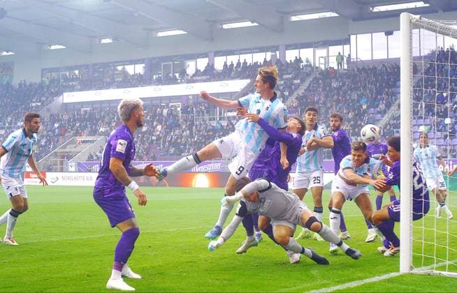 Nach einem Volland-Eckball kommt Aues Torhüter Martin Männel im Fünfmeterraum vor Justin Steinkötter (München) zu Fall, Schiedsrichter Luca Jürgensen gibt den Treffer nicht. Fußball 3.Liga 2025 26 FC Erzgebirge Aue - TSV 1860 München am 27.9.2025 Erzgebirge Aue - 1860 München