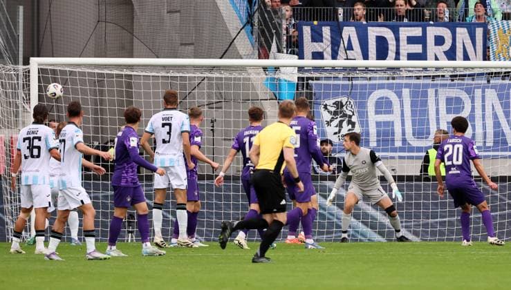 Aue, 27.09.2025, Erzgebirgsstadion, Fußball, 3.Liga, 3.Spieltag FC Erzgebirge Aue vs. TSV 1860 München , Im Bild; Pfostenschuß von Florian Niederlechner ( 7, 1860). , Nur für journalistische Zwecke. Only for editorial use! , DFB DFL regulations prohibit any use of photographs as image sequences and or quasi-video. ,