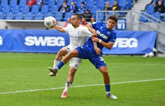 27.09.2025, xhbx, Fussball 2.Bundesliga, Karlsruher SC - 1.FC Magdeburg v.l. Baris Atik (1.FC Magdeburg), Rafael Pinto Pedrosa (Karlsruher SC KSC) (DFL DFB REGULATIONS PROHIBIT ANY USE OF PHOTOGRAPHS as IMAGE SEQUENCES and or QUASI-VIDEO) Karlsruhe